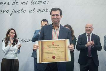 El Cabildo homenajea a varios teldenses en su brindis navideño (Foto TA)